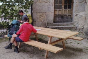 Installation de deux tables de pique-nique à l’Office de Tourisme de St Alban sur Limagnole