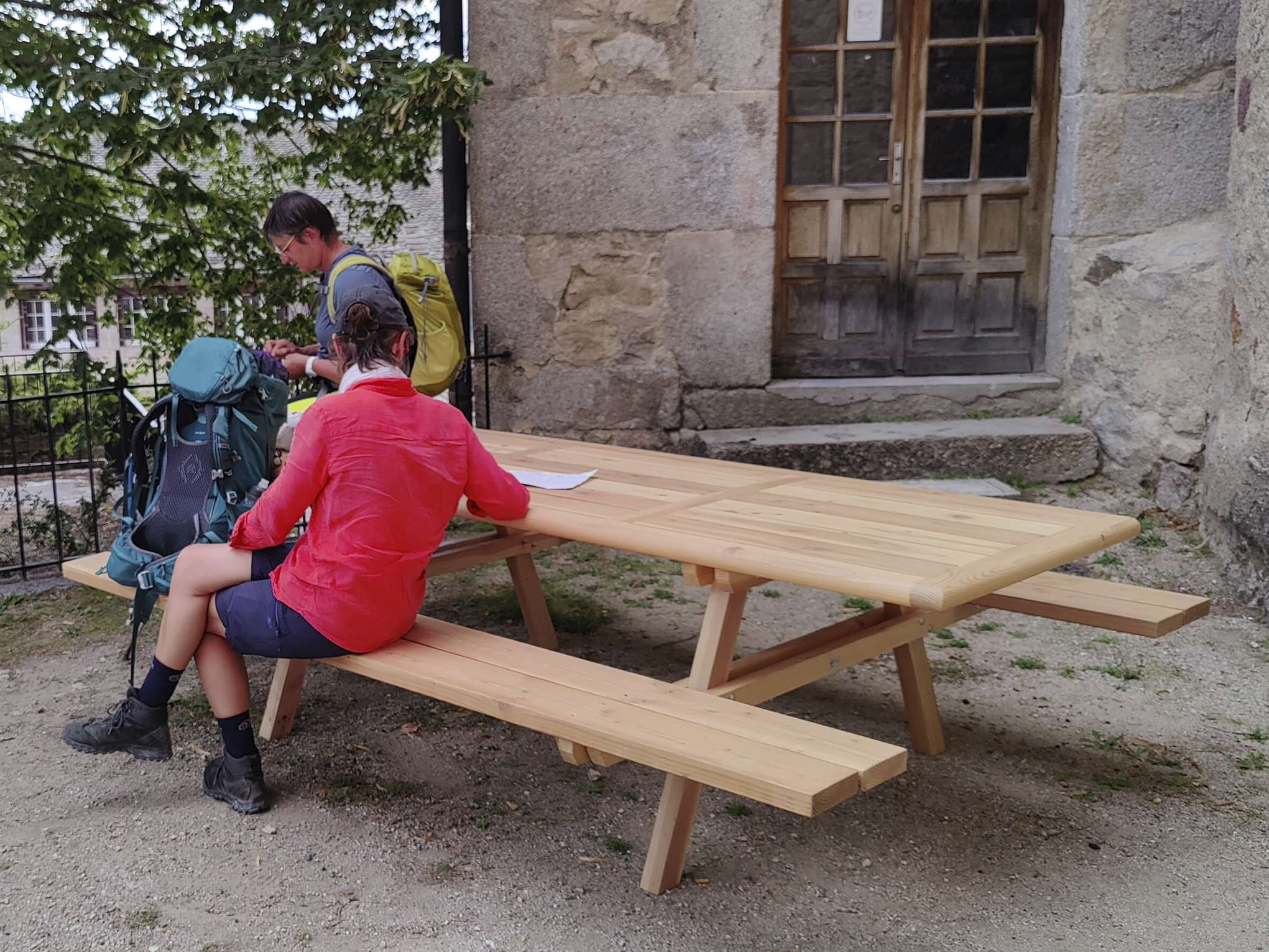 Installation de deux tables de pique-nique à l'Office de Tourisme de St  Alban sur Limagnole - Les Quatre Saisons de Lozère