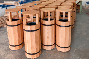 Fabrication de poubelles extérieures en bois pour Pirates World