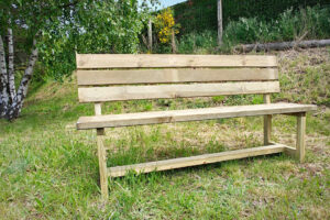 Réalisation de bancs en bois traité